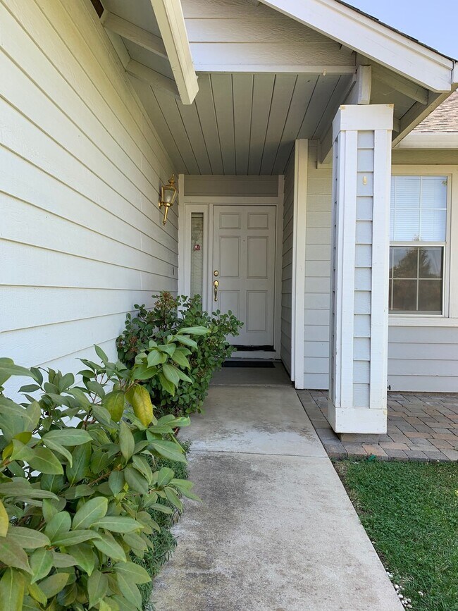 Foto del edificio - Spacious 3-Bedroom Home with Greenbelt Views & Landscaping Included
