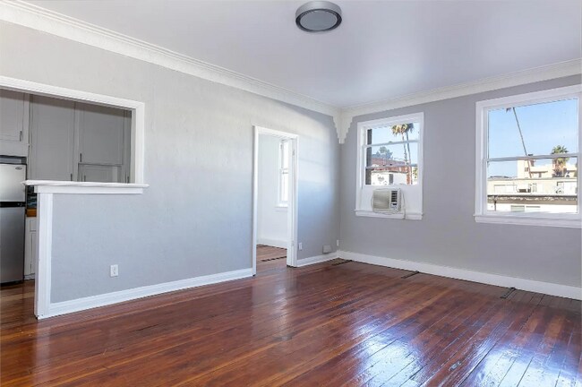 Foto del edificio - 527 S Hobart Blvd