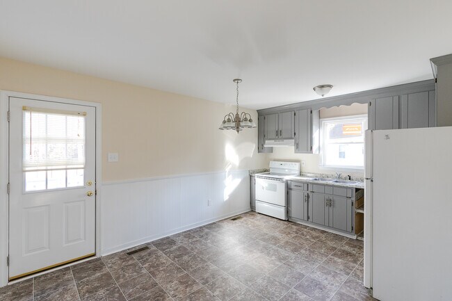 Building Photo - 15807 Roland View Dr