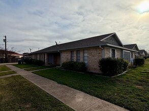 Building Photo - 807 Rambler Dr