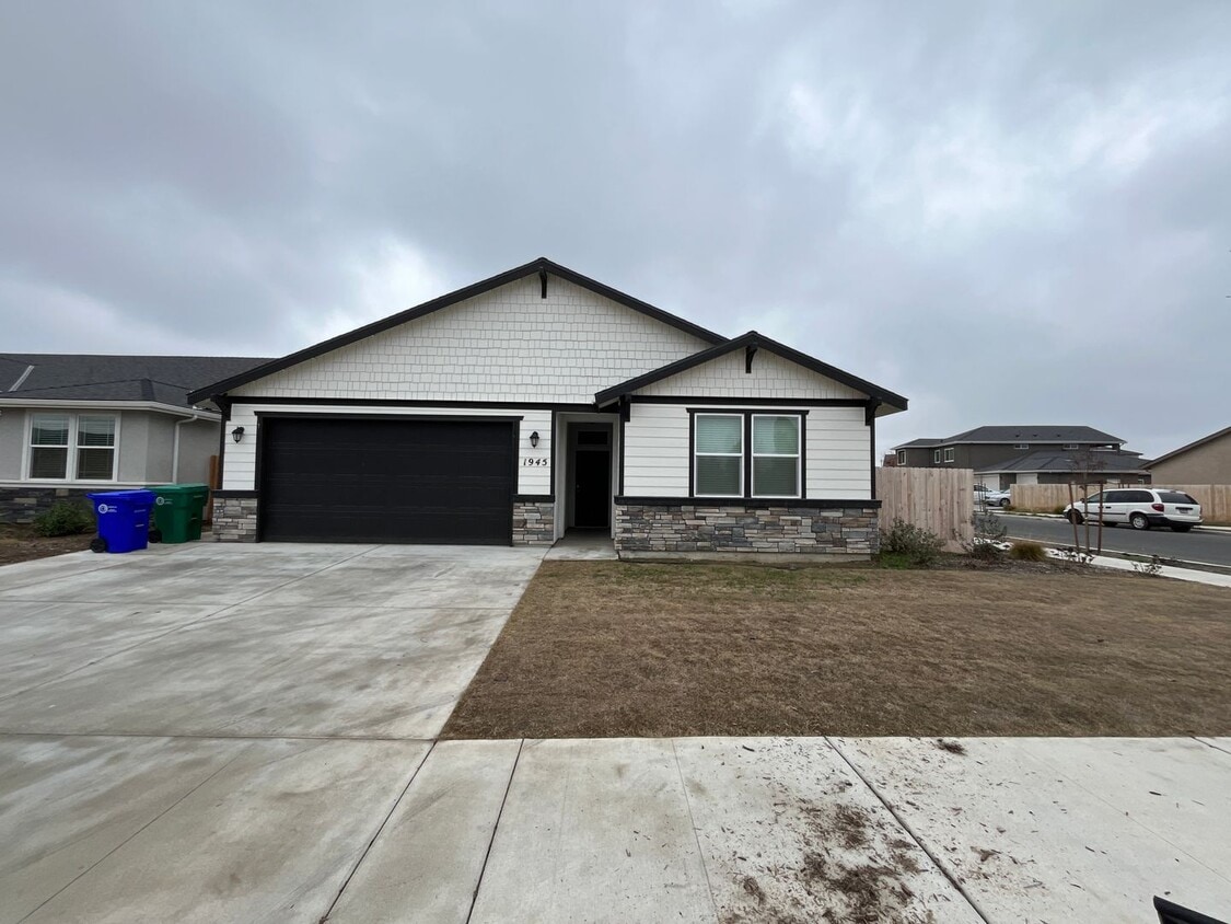 Corner lot home available now! House Rental in Porterville, CA