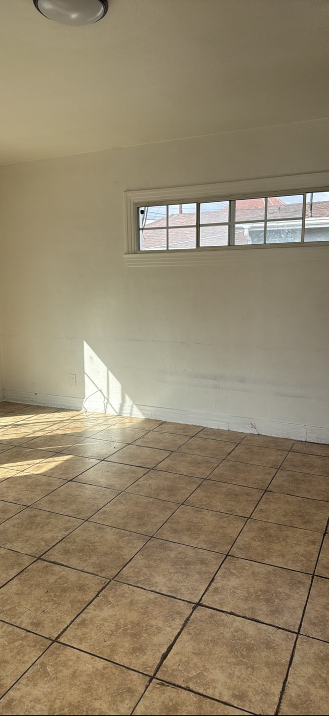 Foto del edificio - 4327 Kenwood Ave