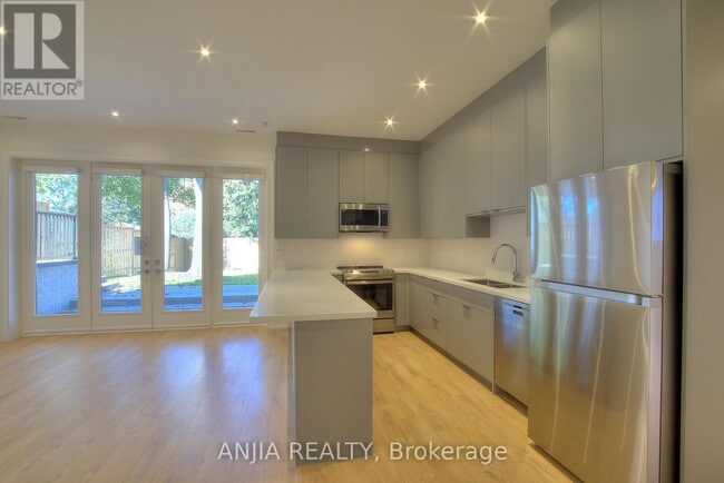 Building Photo - 23 Cresthaven Dr