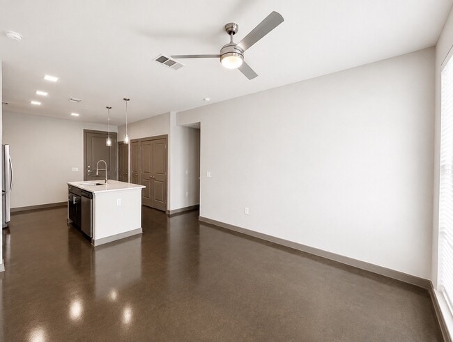 Building Photo - 1111 N Durham Dr