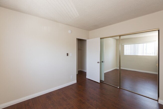 Building Photo - 14024 Oxnard St