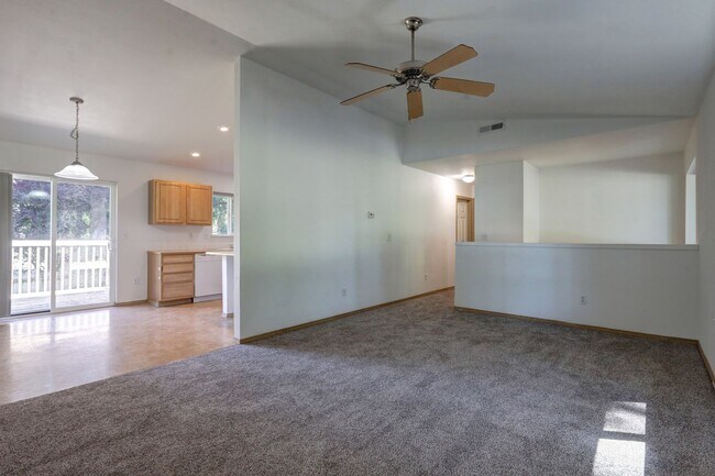 Foto del edificio - Charming 3 Bedroom Home Nestled Among the Trees in Bonney Lake – Spacious & Private