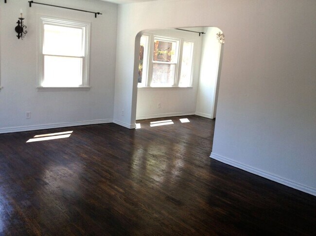 Foto del edificio - 1629 Rendall Pl