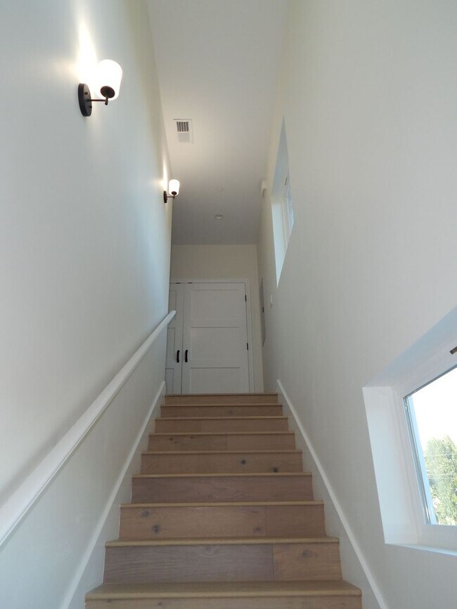 Foto del edificio - Rent $1900- Deluxe newer 1 Bedroom 1 Bath duplex upper level. El Sobrante