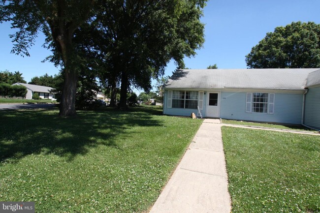 Building Photo - 1179 S Farmview Dr