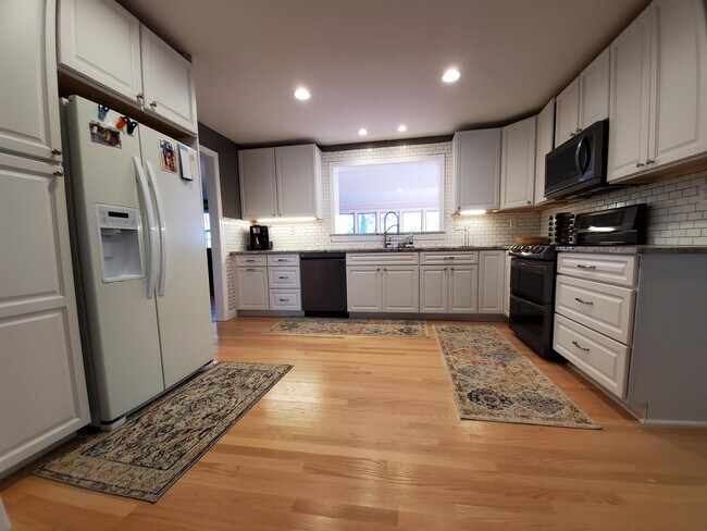 Building Photo - 2023 Meadow Lake Ct