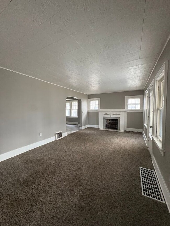 Building Photo - Large 4 bedrooms 1 full bathroom home for rent