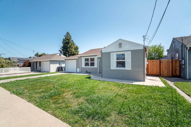 Foto del edificio - Single story 2 bedroom house with LARGE YA...
