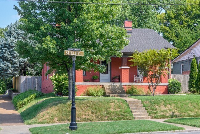 Foto del edificio - Renovated Historic 4 Bedroom Home w/ Two Car Garage in East Nashville