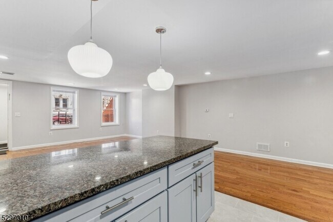 Foto del edificio - 325 Forrest St
