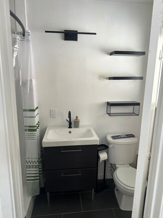 Baño principal - 43309 Echard Ave