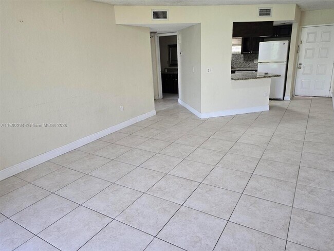 Foto del edificio - 8255 Lake Dr