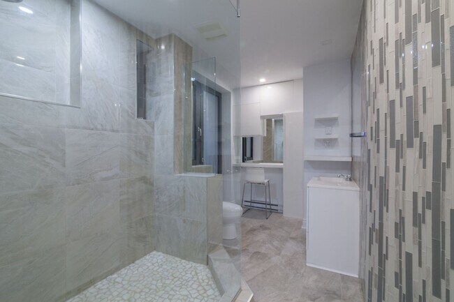 Building Photo - 2050 Av. Claremont