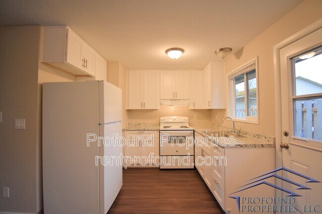 Building Photo - 742 SE 13th Ave
