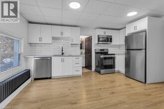 Building Photo - 255 Raglan St