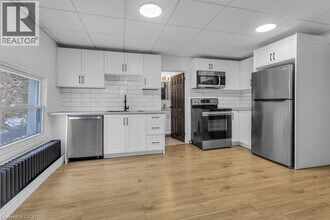 Building Photo - 255 Raglan St