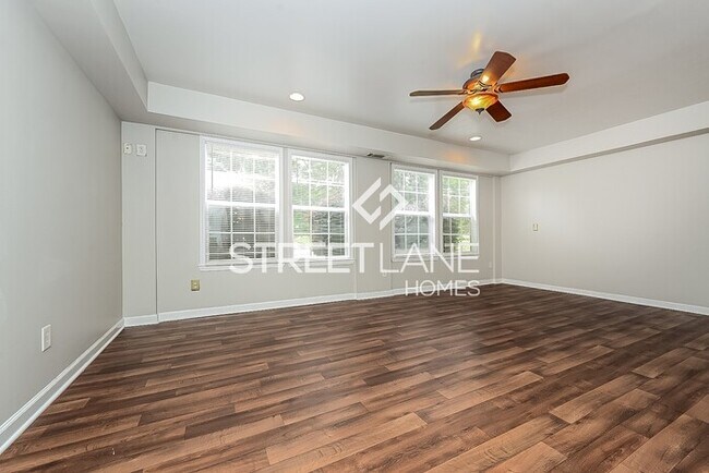 Building Photo - REDUCED!