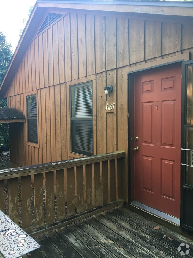 Building Photo - 1687 Maine St