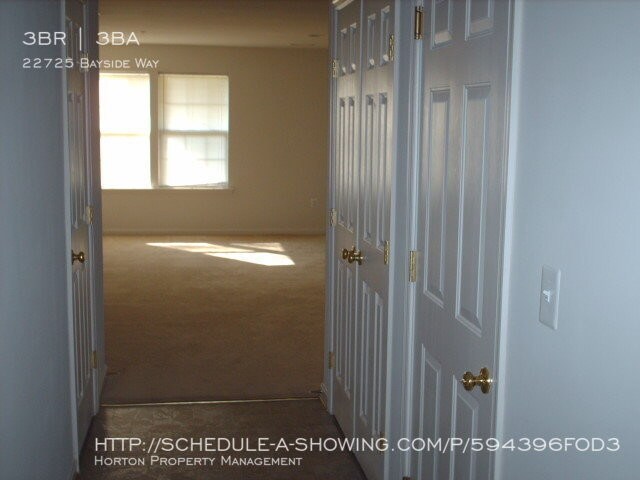 Building Photo - 3 Bedroom, 2.5 Bath 3 Story Townhome