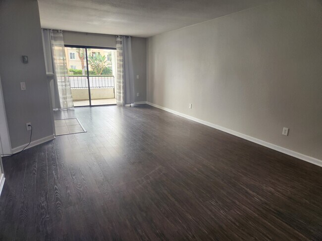 Building Photo - 3525 Lebon Dr