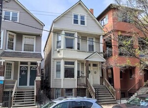 Building Photo - 2552 N Southport Ave