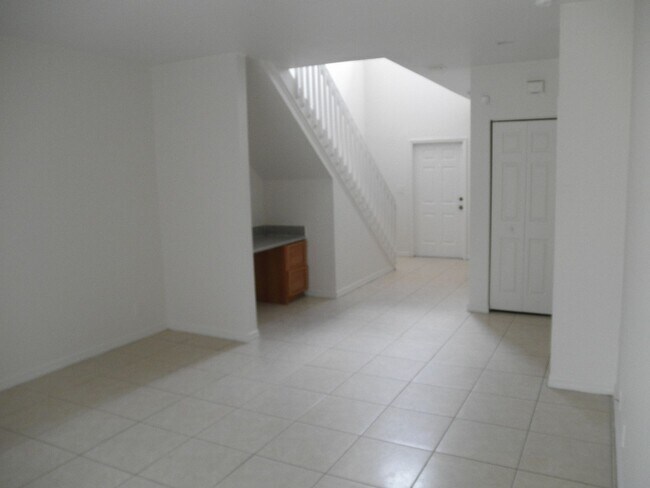 Building Photo - Estancia