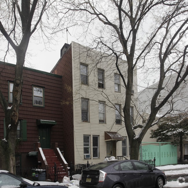 Building Photo - 106 Huron St