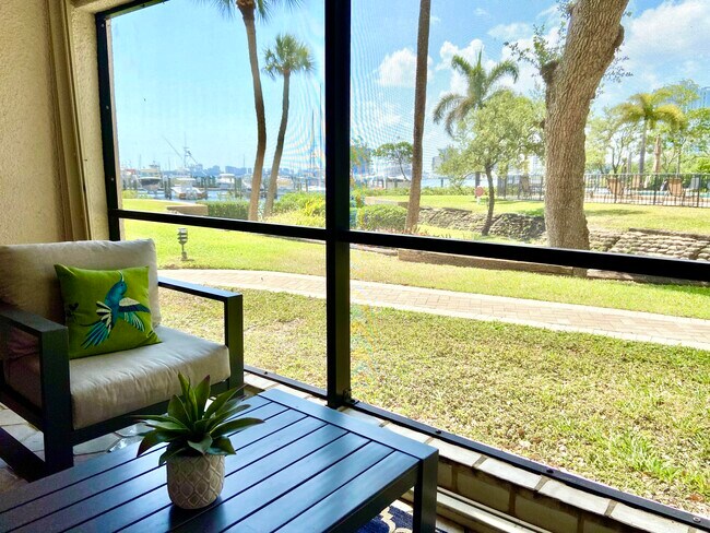 Foto del edificio - 1618-1612 12 Oaks Way