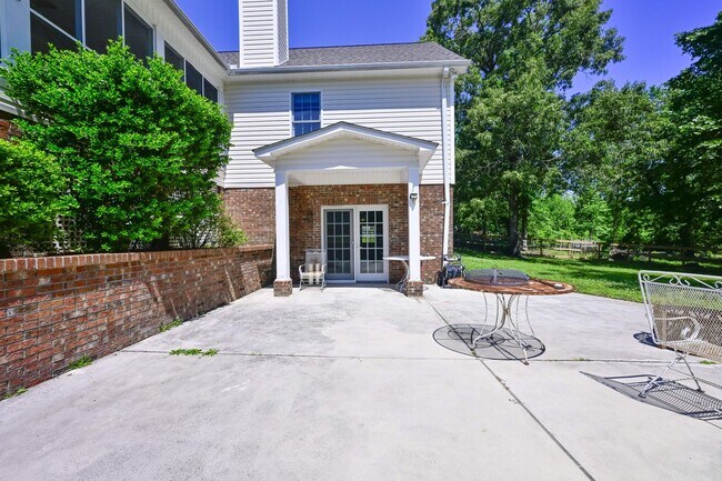 Foto del edificio - 237 Riverbend Rd