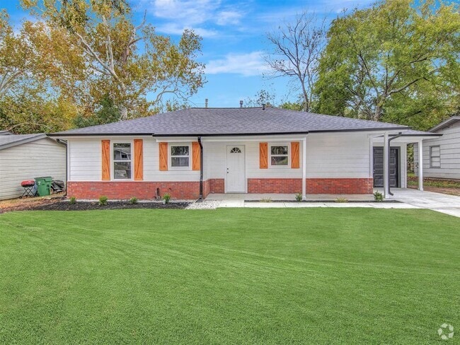 Building Photo - 223 Lakewood Dr