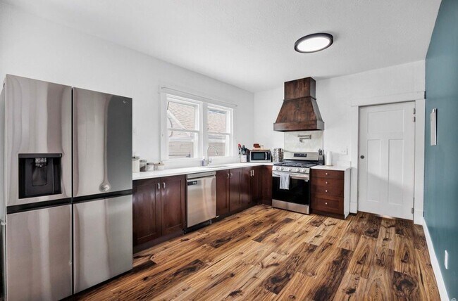 Building Photo - 2021 Gramercy Ave