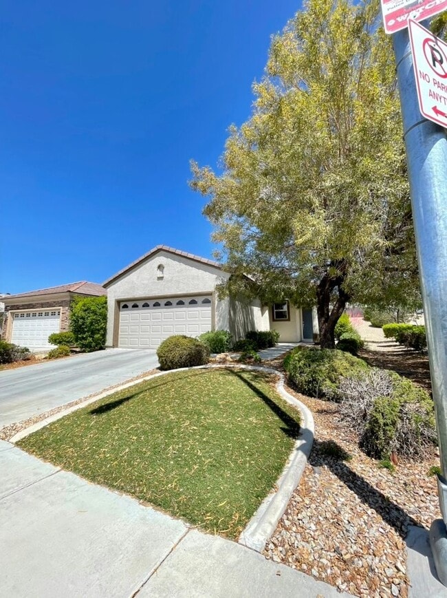 Building Photo - Charming 3 Bedroom in 55+ Solera, Laminate...