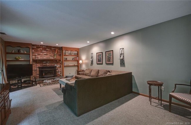 Foto del edificio - 76 Old Farms Rd