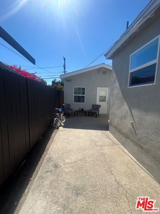 Foto del edificio - 7427 Tujunga Ave