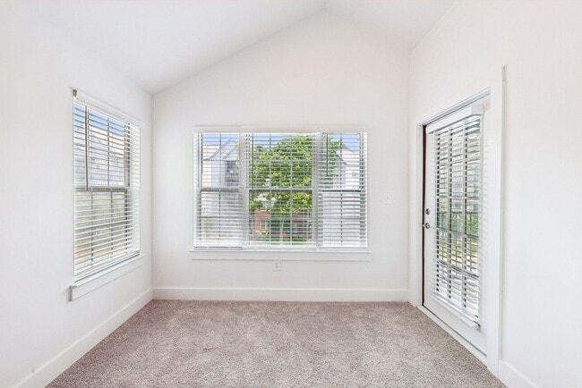 Sun room - Wesley St. Claire Apartments at Lawrenceville