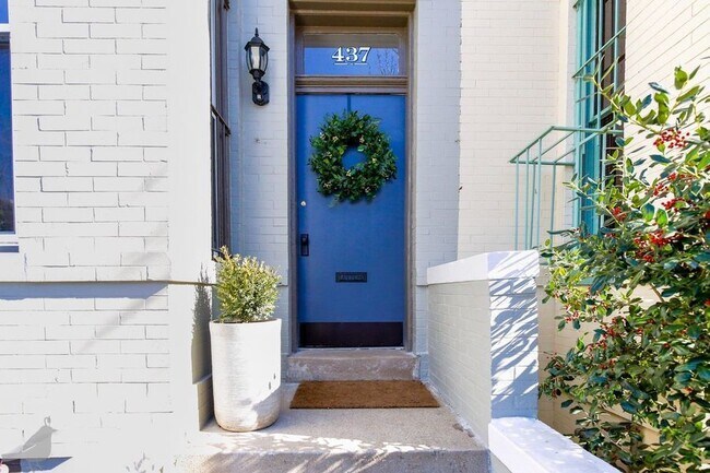 Foto del edificio - *6 month lease maximum* Gorgeous 3 Bedroom...