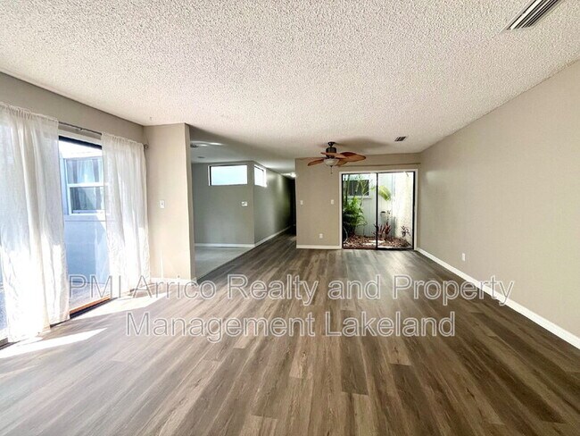 Foto del edificio - 6576 Sweetbriar Ln
