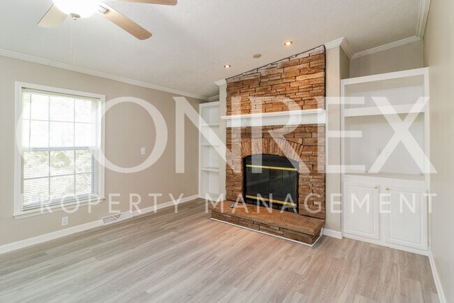 Building Photo - Lovely Three Bedroom