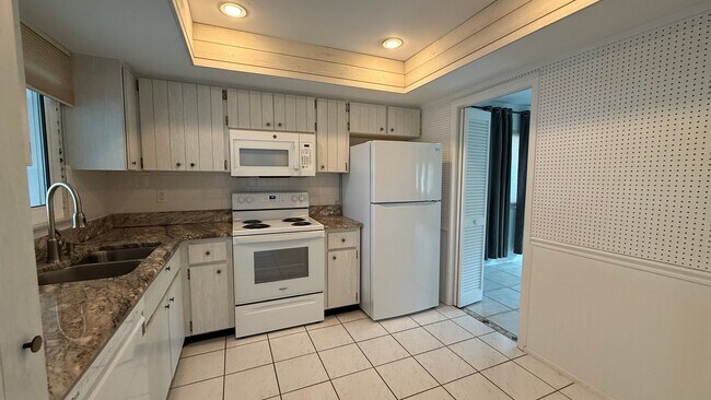 Foto del edificio - All inclusive 2BR/ 2B Condo in 55+ Community