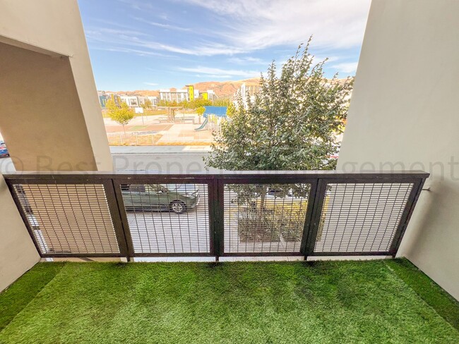 Building Photo - Innovation Community Townhome