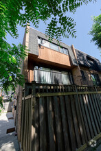 Building Photo - 924 W Wrightwood Ave