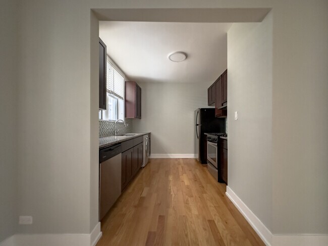 Building Photo - 814 Elm St