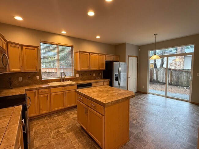 Building Photo - 5Bd/2.5Ba Maple Valley House