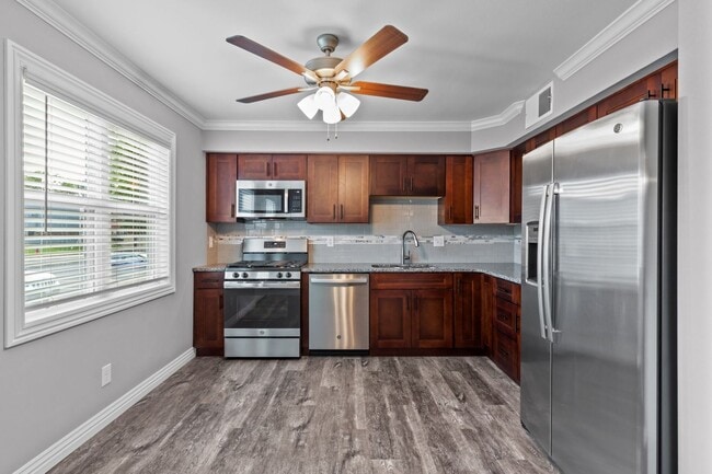 Building Photo - Newly Renovated 2 Bed, 1.5 Bath Townhome!