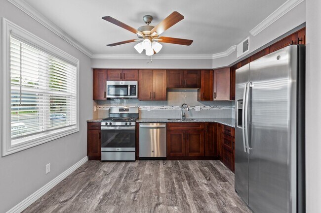 Foto del edificio - Newly Renovated 2 Bed, 1.5 Bath Townhome!