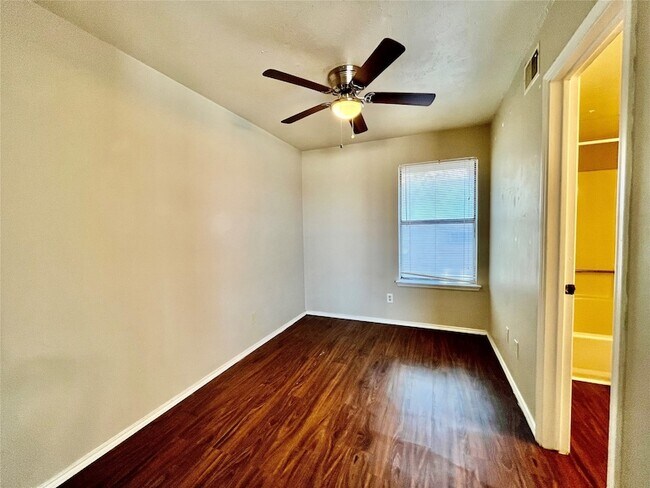 Foto del edificio - 2526 W Prairie St